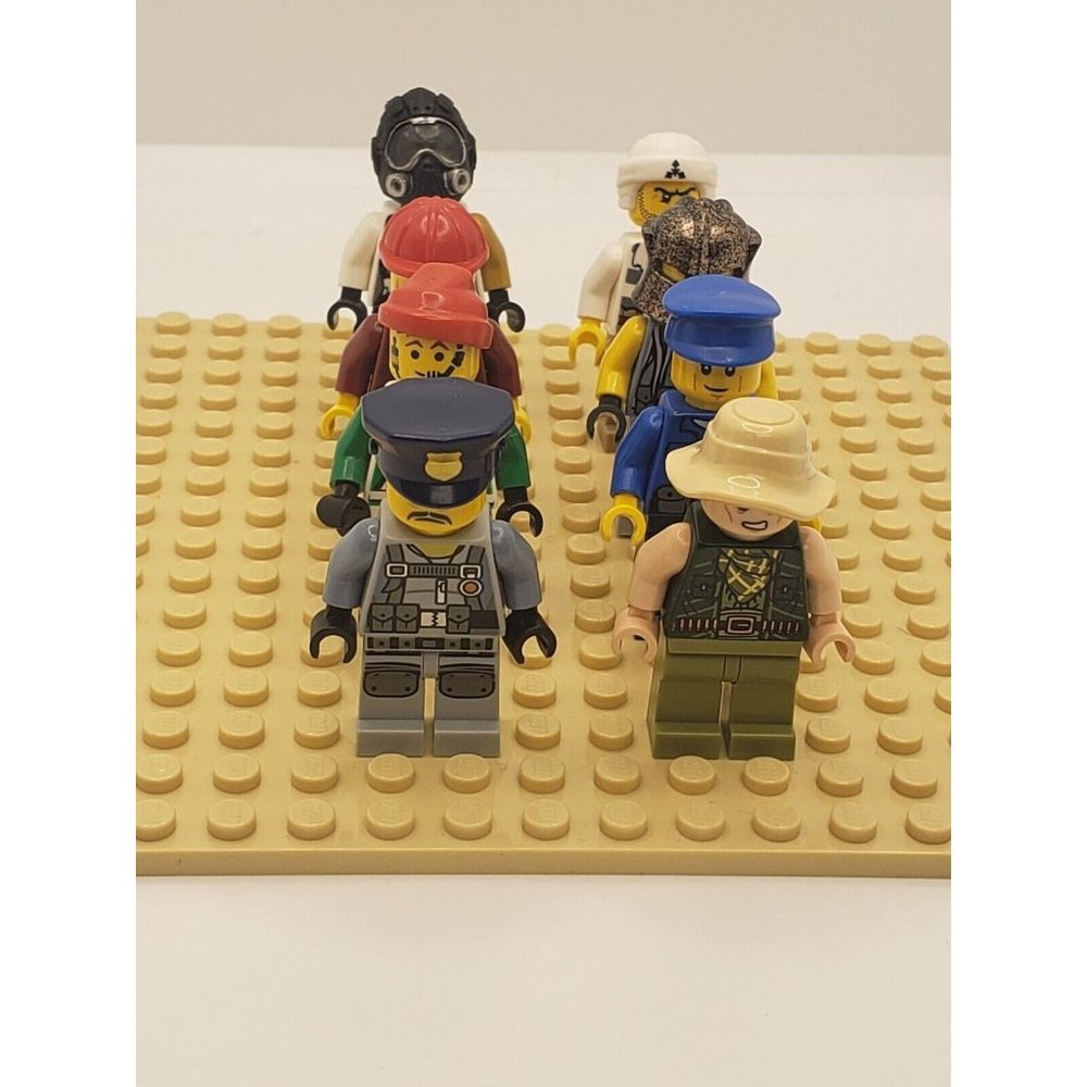 LEGO Minifigure Mixed Lot of 8 and Head Gear C0476